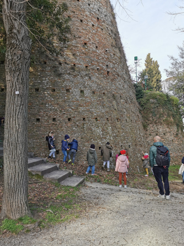 bimbi davanti alla rocca