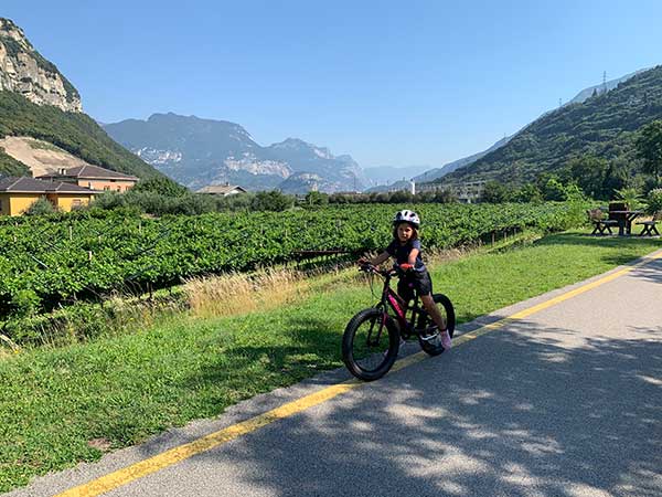 bambina in bici