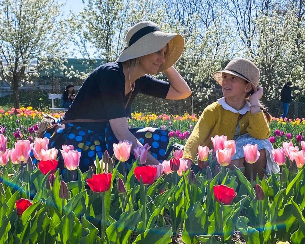 mamma e bambina in campo di tulipani