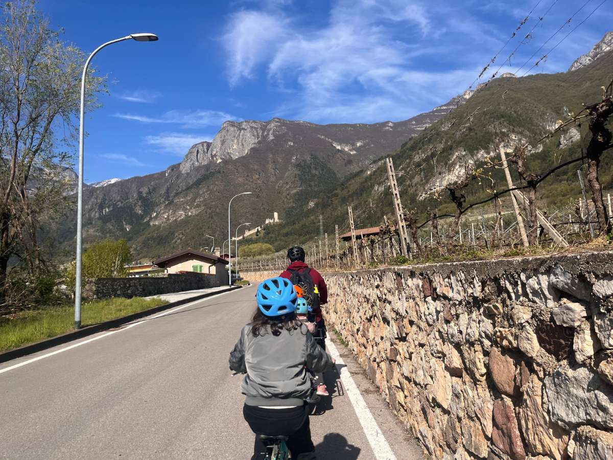 bambini e genitori in bici verso il castello di avio