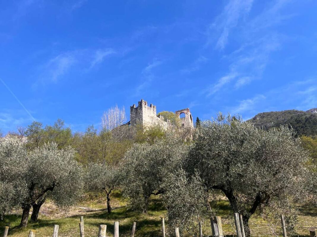 castello di Avio visto da lontano