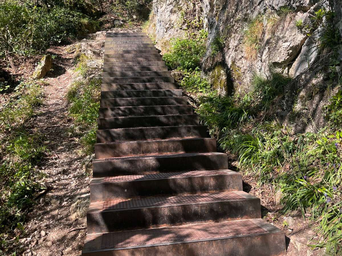 scalinata per salire al castello di Avio