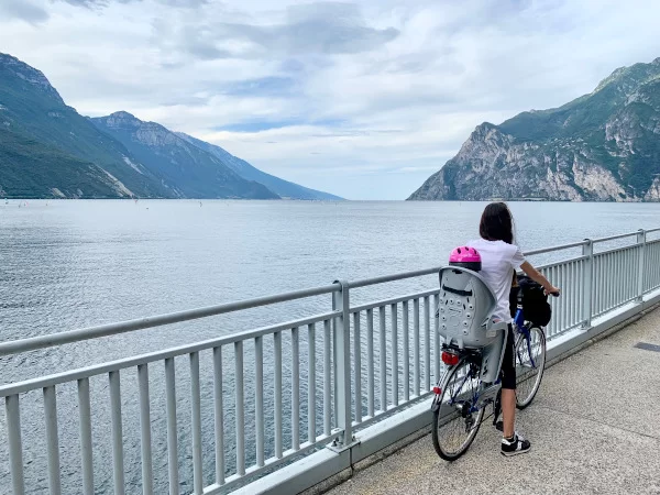 Mamma in bici lago di garda