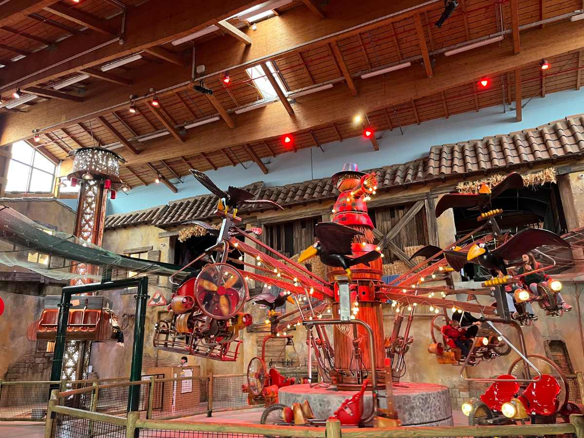 Luna Farm Bologna, parco divertimenti al coperto per bambini con giostre e ambientazione contadina