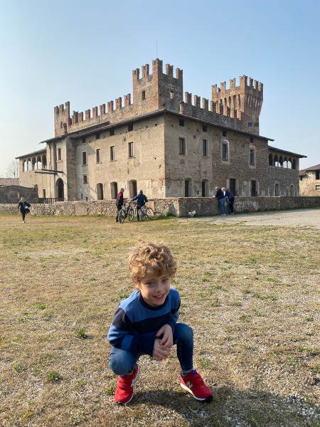 Bambino davanti al Castello di Malpaga