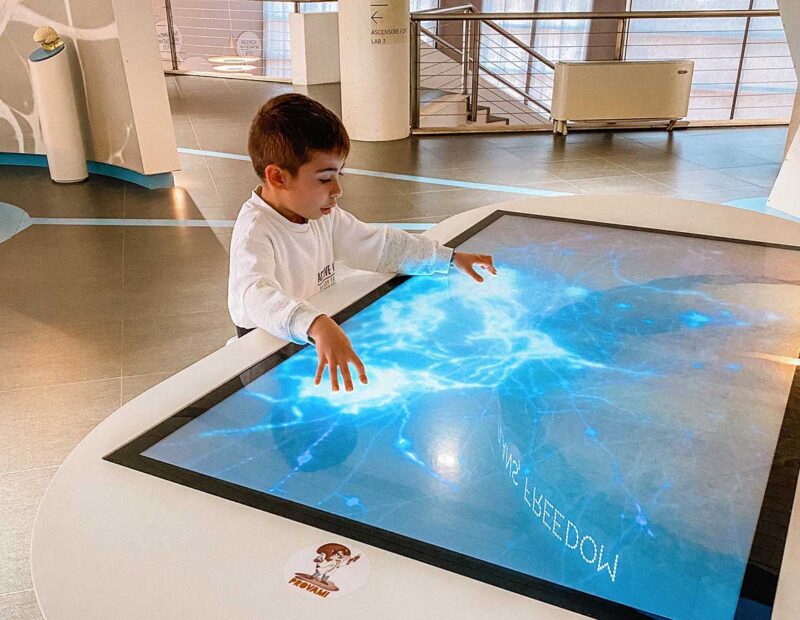 bambino a città della scienza napoli