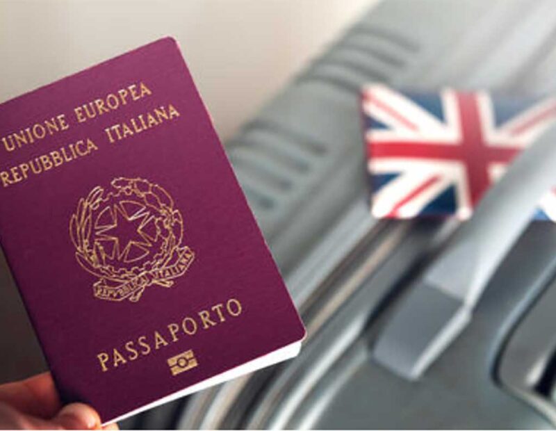 passaporto e valigia con bandier ainghilterra