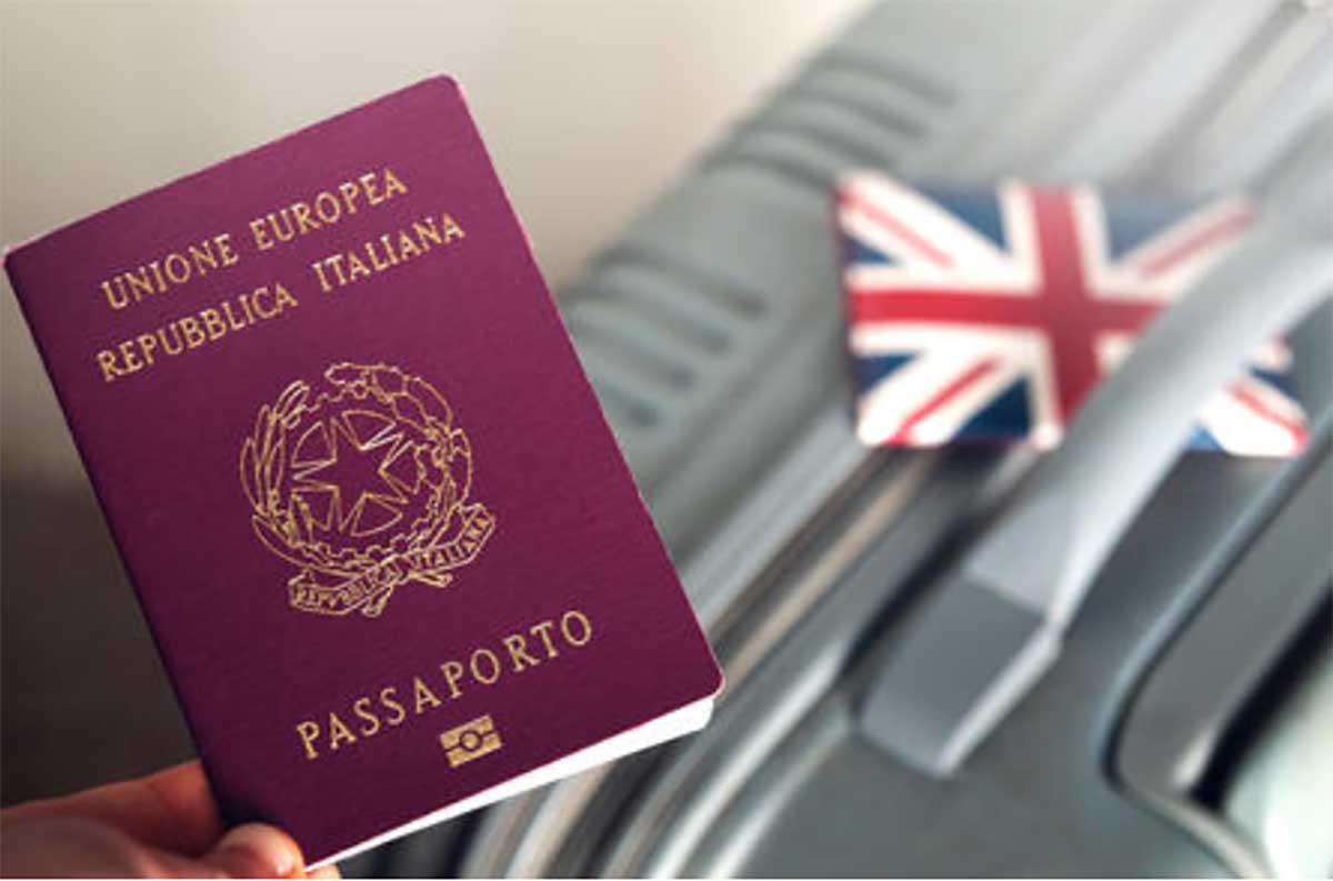 passaporto e valigia con bandier ainghilterra