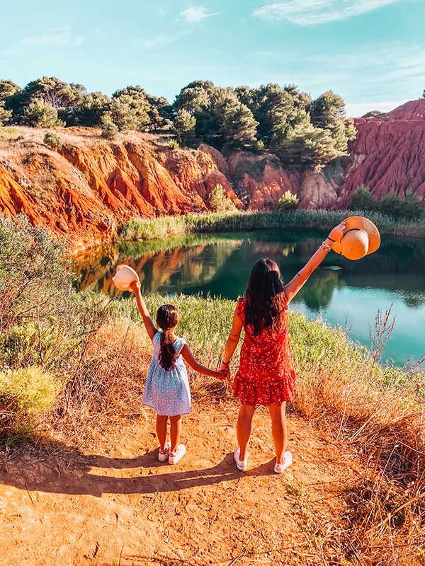 mamma e figlia di spalle Cava di Bauxite