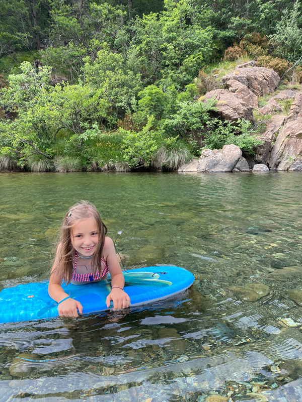 bambina fa il bagno nel torrente