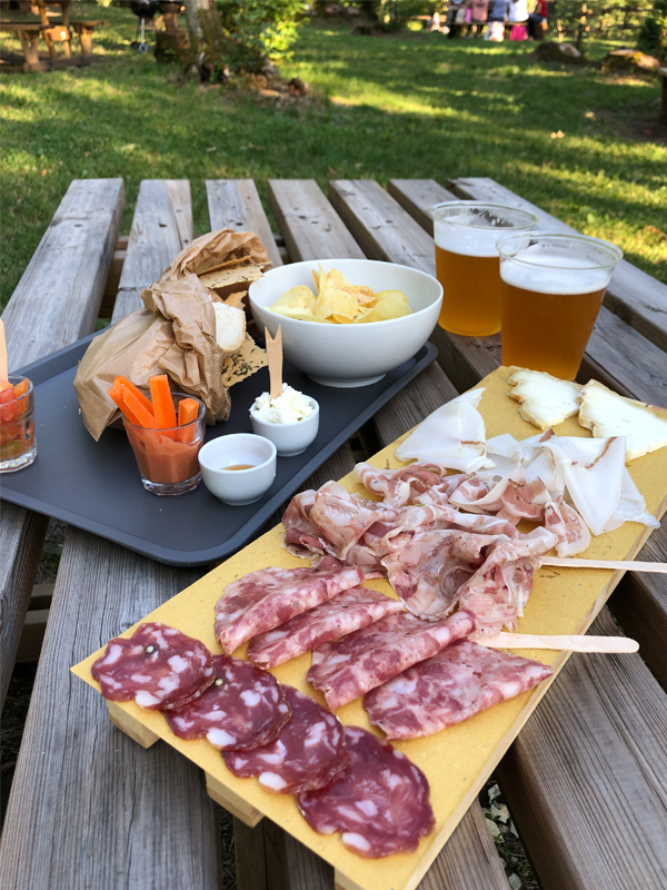 tagliere di salumi e formaggi con birra e patatine