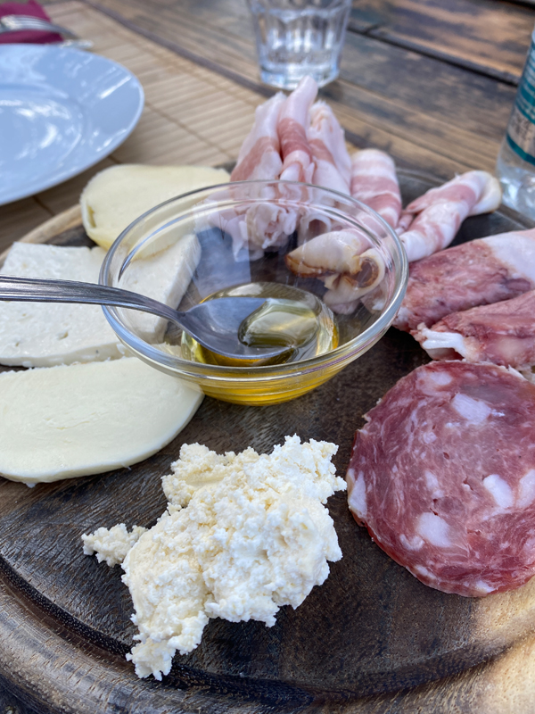 aperitivo di salumi e formaggi con miele