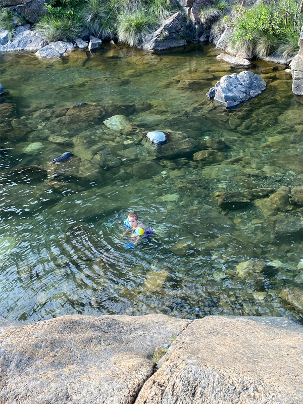 bambino che nuota nel torrente
