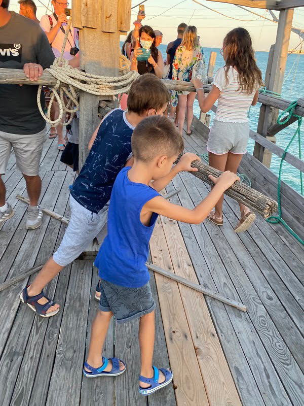 bambino sul trabucco gargano