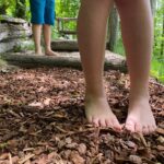 piedi nudi bimbi nel bosco