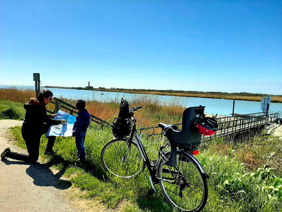 famiglia in bici sul delta del Po 