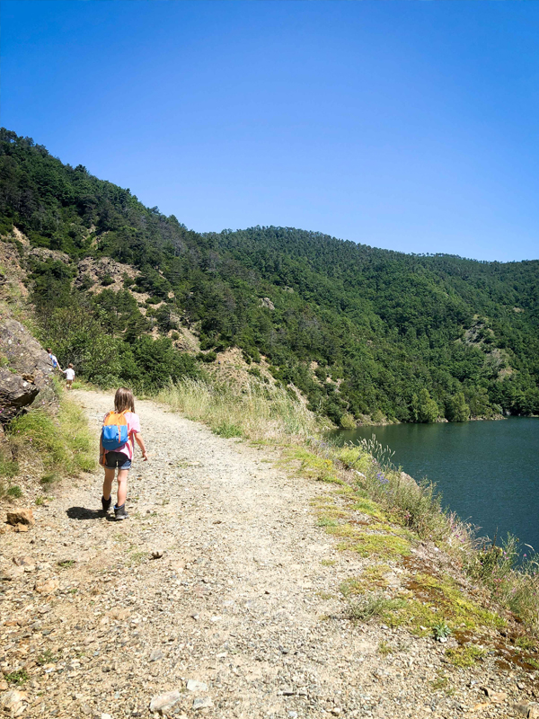 bambina sul sentiero che costeggia i laghi della lavagnina