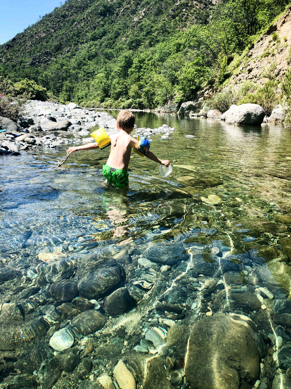 bambino fa il bagno al fiume