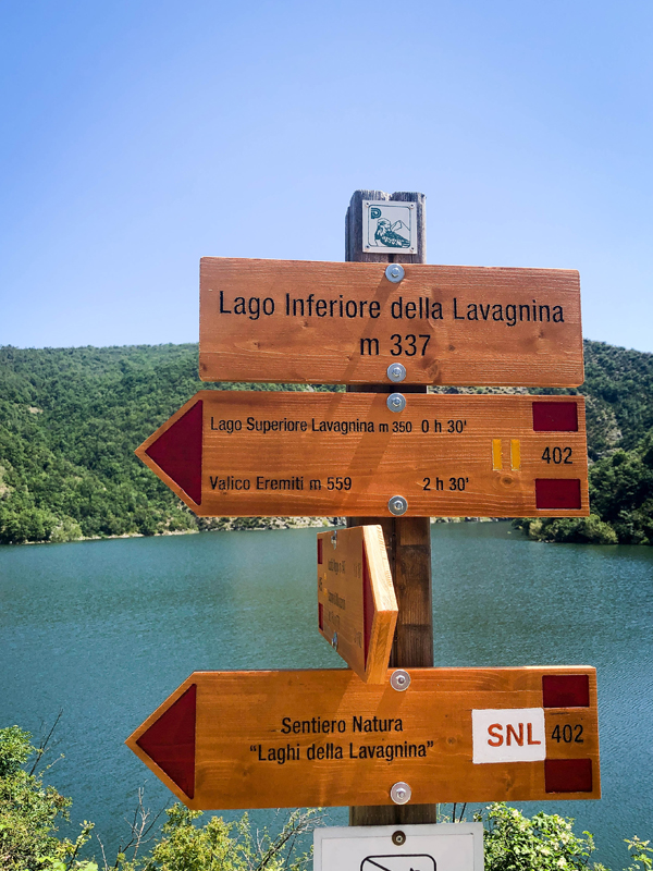 lago della lavagnina con cartello con indicazioni sentieri