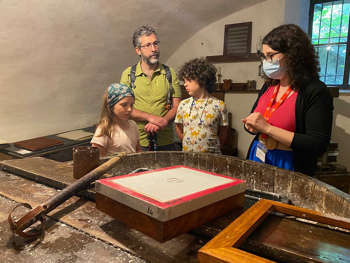 famiglia al Museo della Carta Toscolano Maderno 