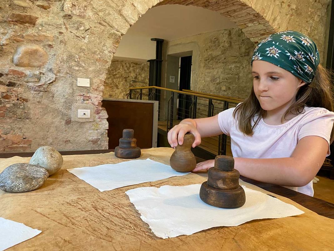 Museo della Carta Toscolano Maderno bambina lisca foglio