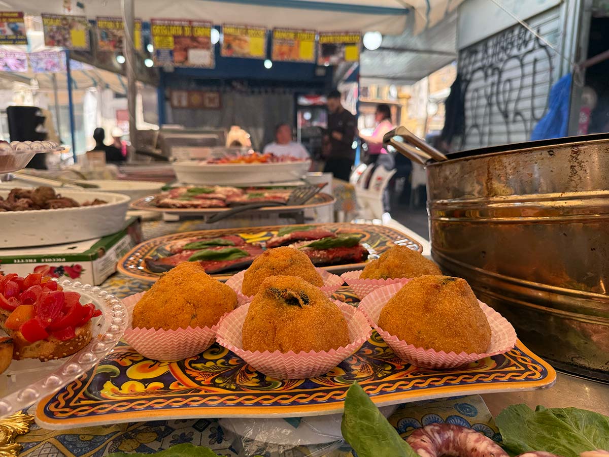 Palermo con i bambini le arancine a Ballarò