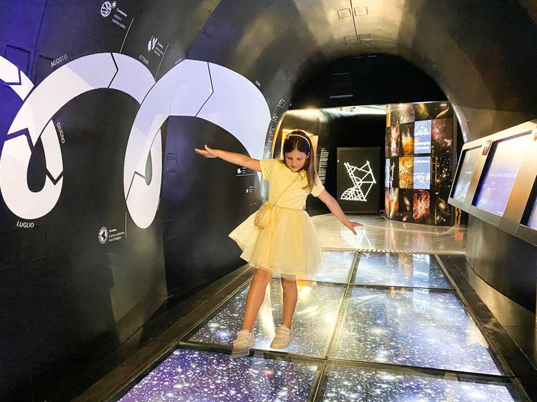 Planetario bimba cammian su ologramma via lattea