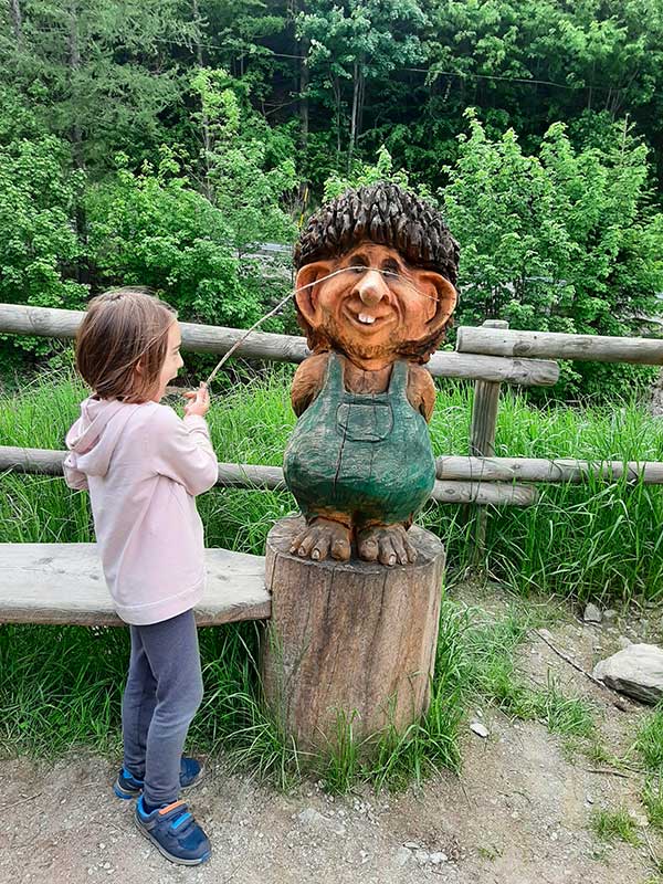 bimba con folletto di legno