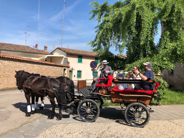 famiglia in carrozza