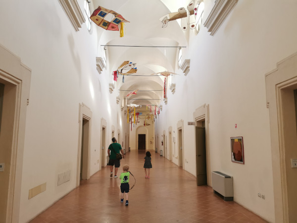 corridoio convento con aquiloni sul soffitto
