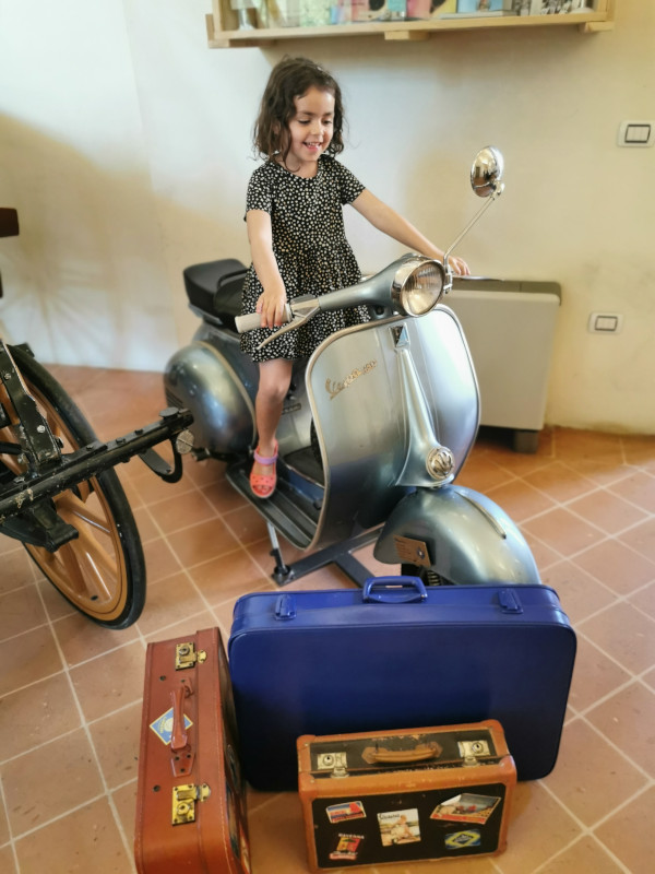 bimba sulla vespa