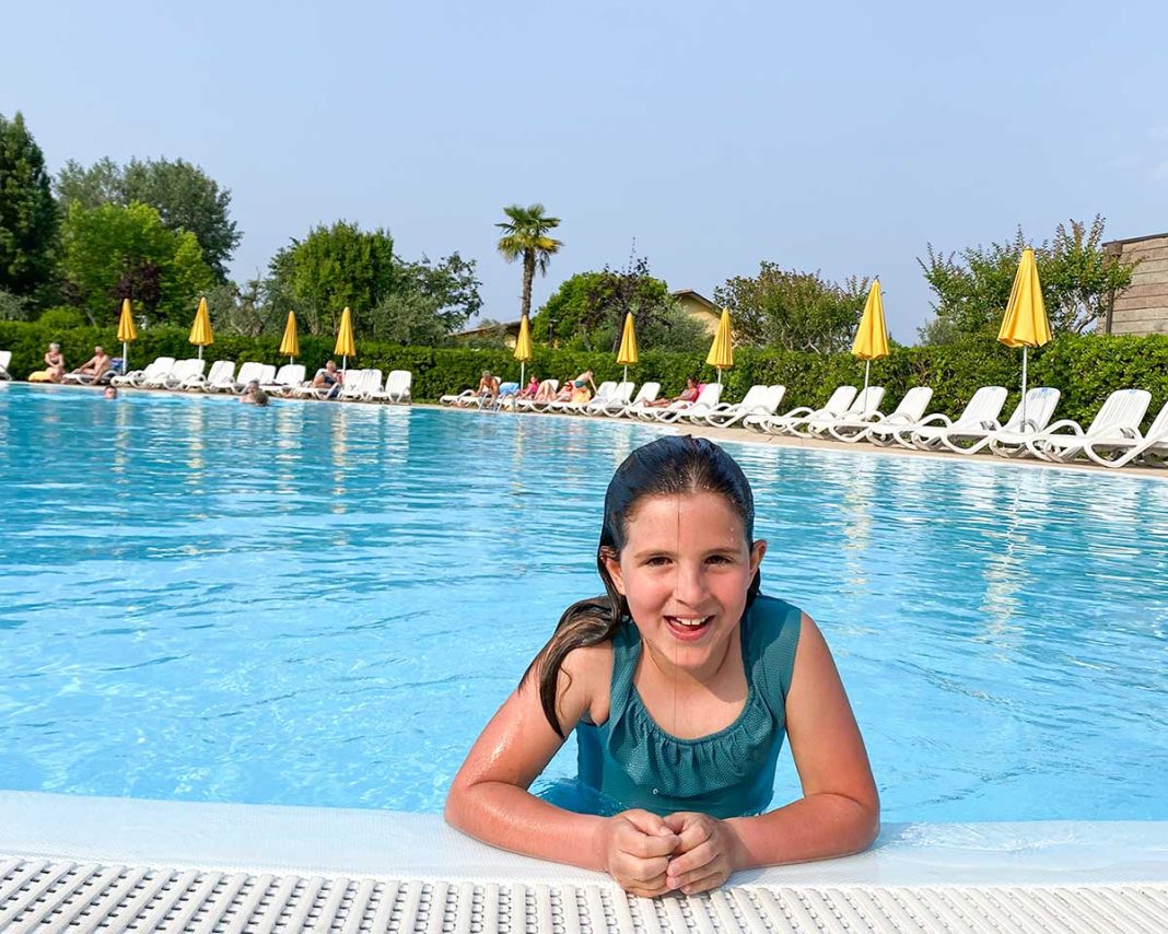 bimba in piscina