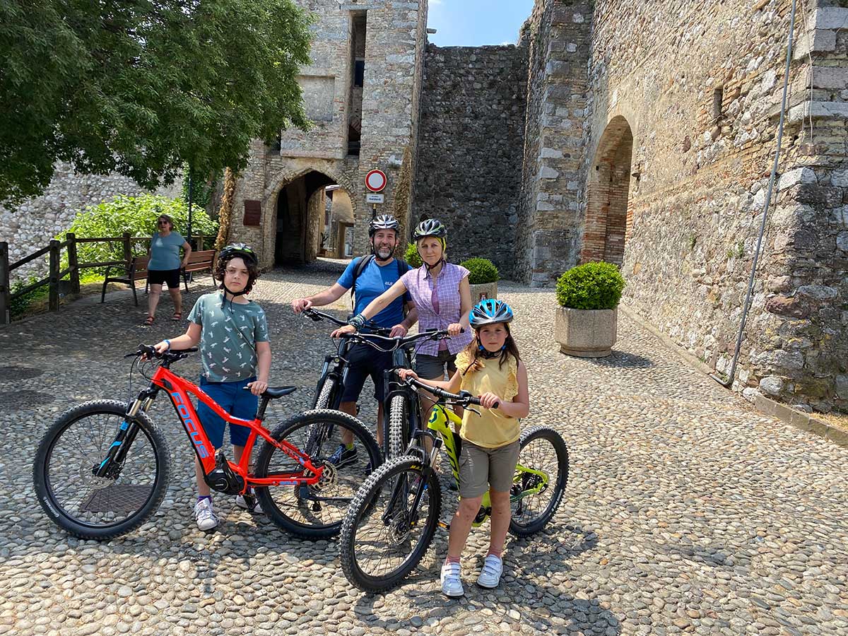 castello di padenghe famiglia in bici 