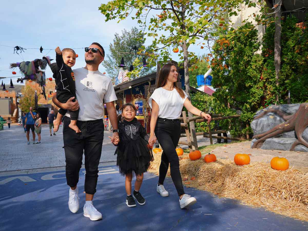 famiglia a movieland durante hallowen