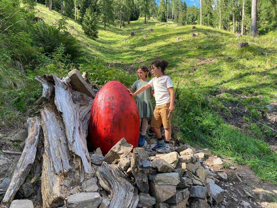 uovo di drago rosso con bimbi
