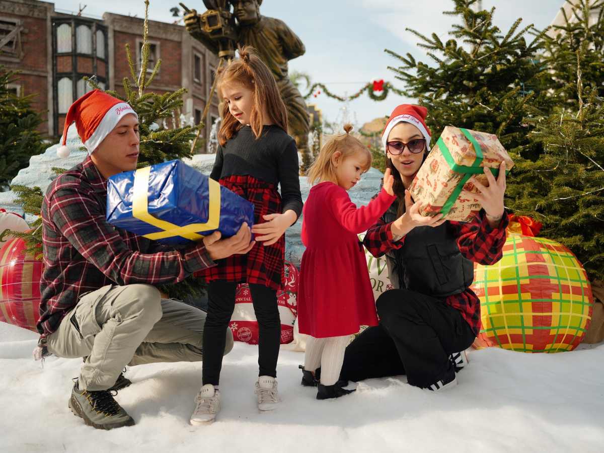 famiglia all'ingresso di movieland con regali di Natale