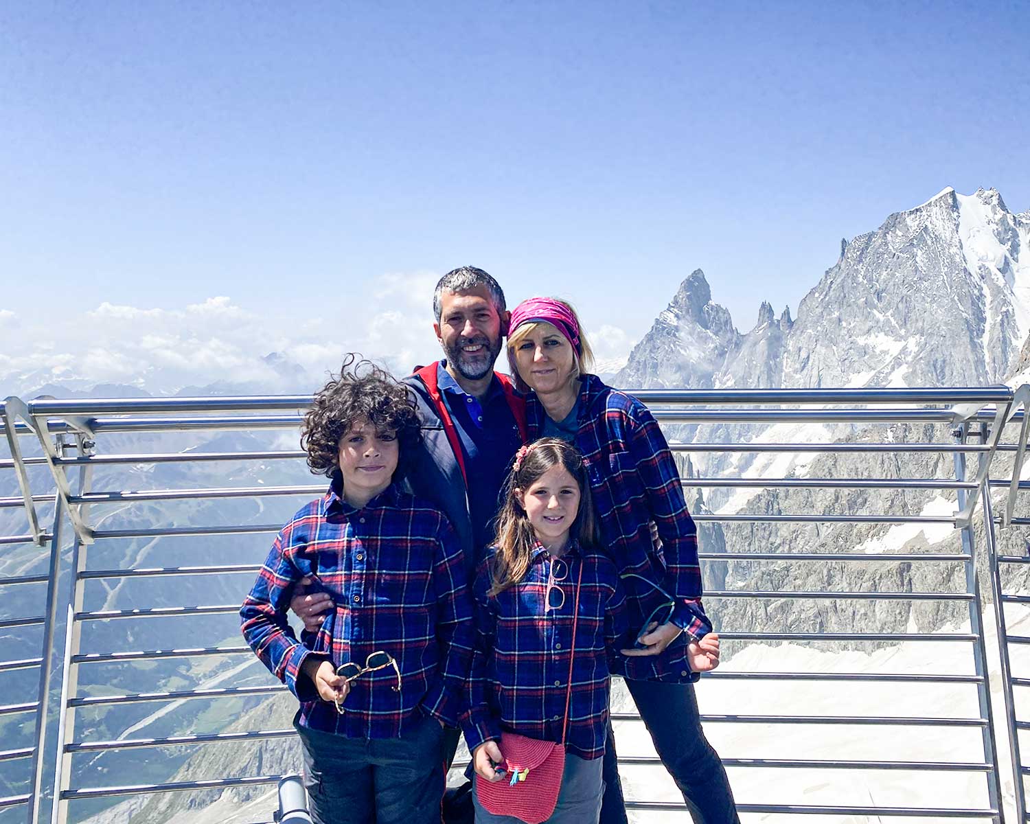 Skyway Monte Bianco famiglia sulla terrazza