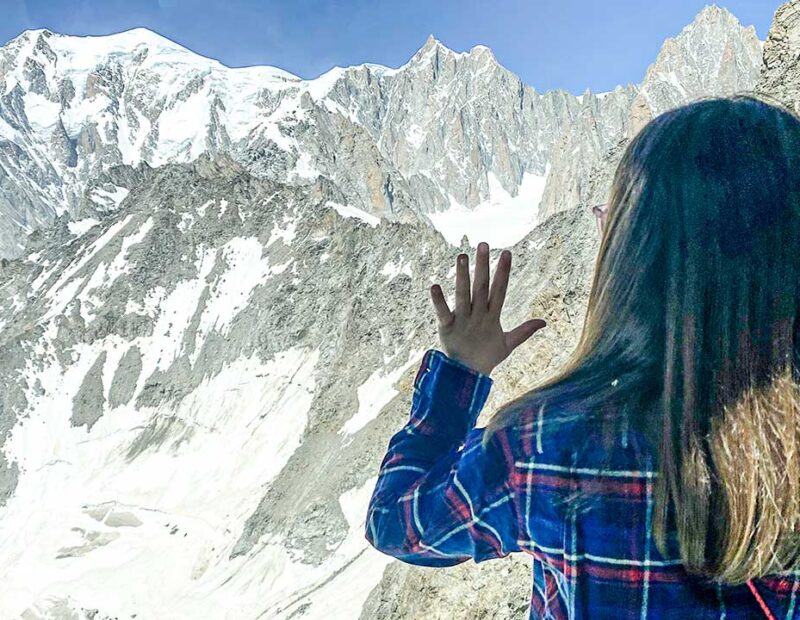 Skyway Monte Bianco bambina di spalle e ghiacciao