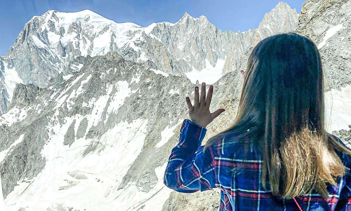 Skyway Monte Bianco bambina di spalle e ghiacciao