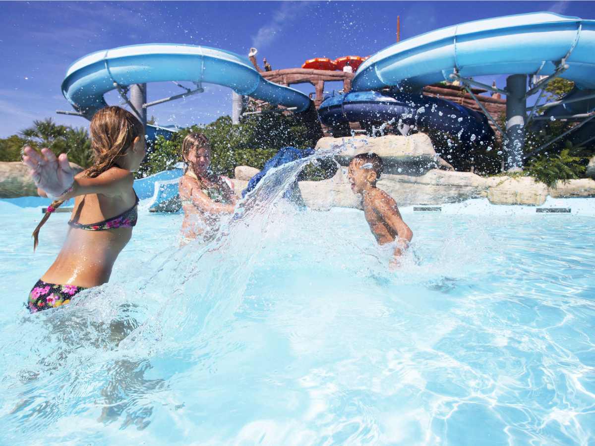 bambini in piscina ad acquafan