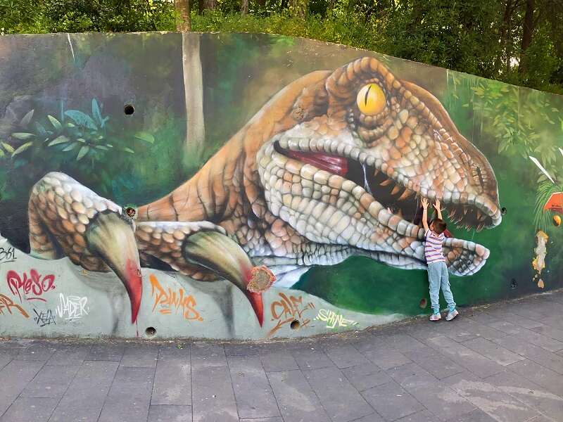 baronissi città dei graffiti murales dinosauro