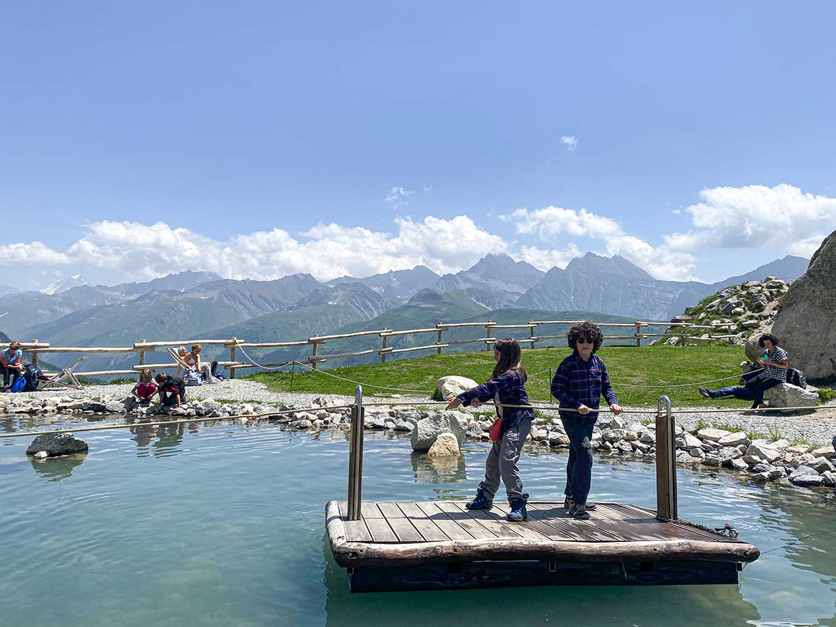 bambini sulla zattera del parco giochi sul monte Bianco 