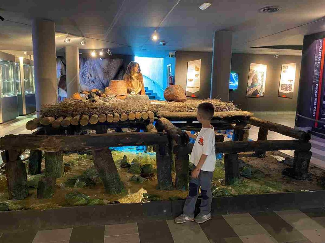 bambino al museo speleo archeologico