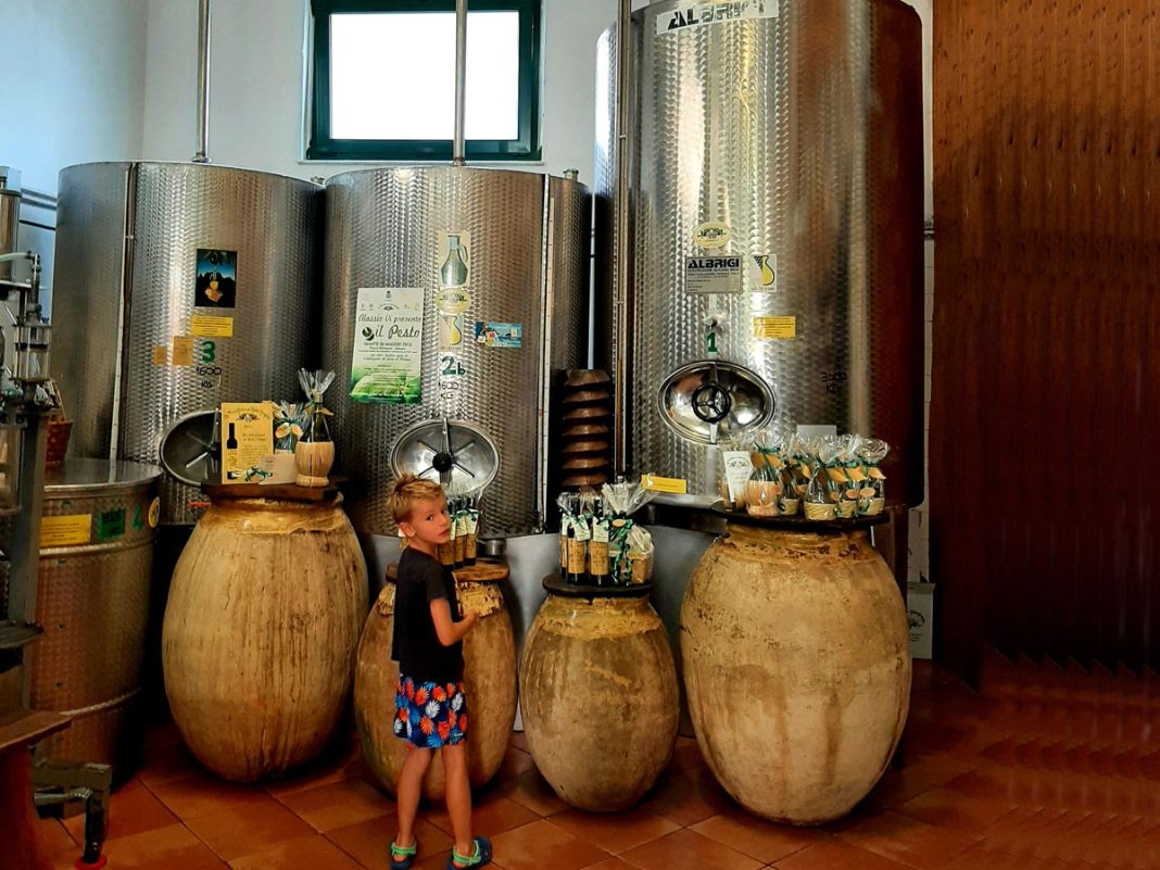 bambino frantoio armato alassio liguria