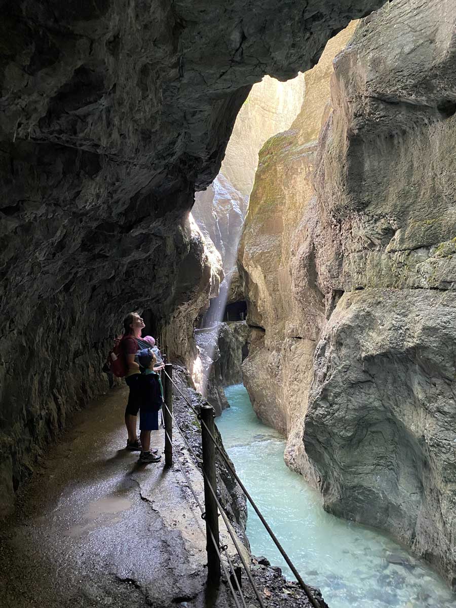 mamma e bambino gole fiume baviera