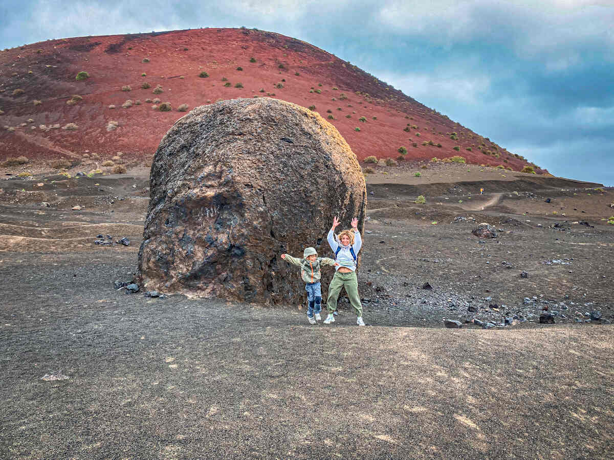 Caldera colorada e bomba vulcanica