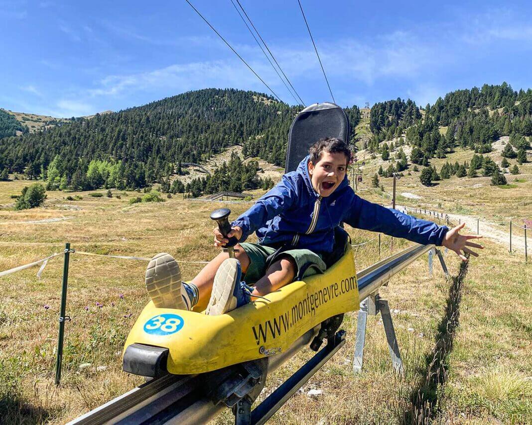 bambino sulla slitta a Monginevro