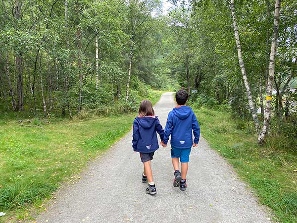 Bambini sul trekking per vedere i cumuli funerari vichinghi