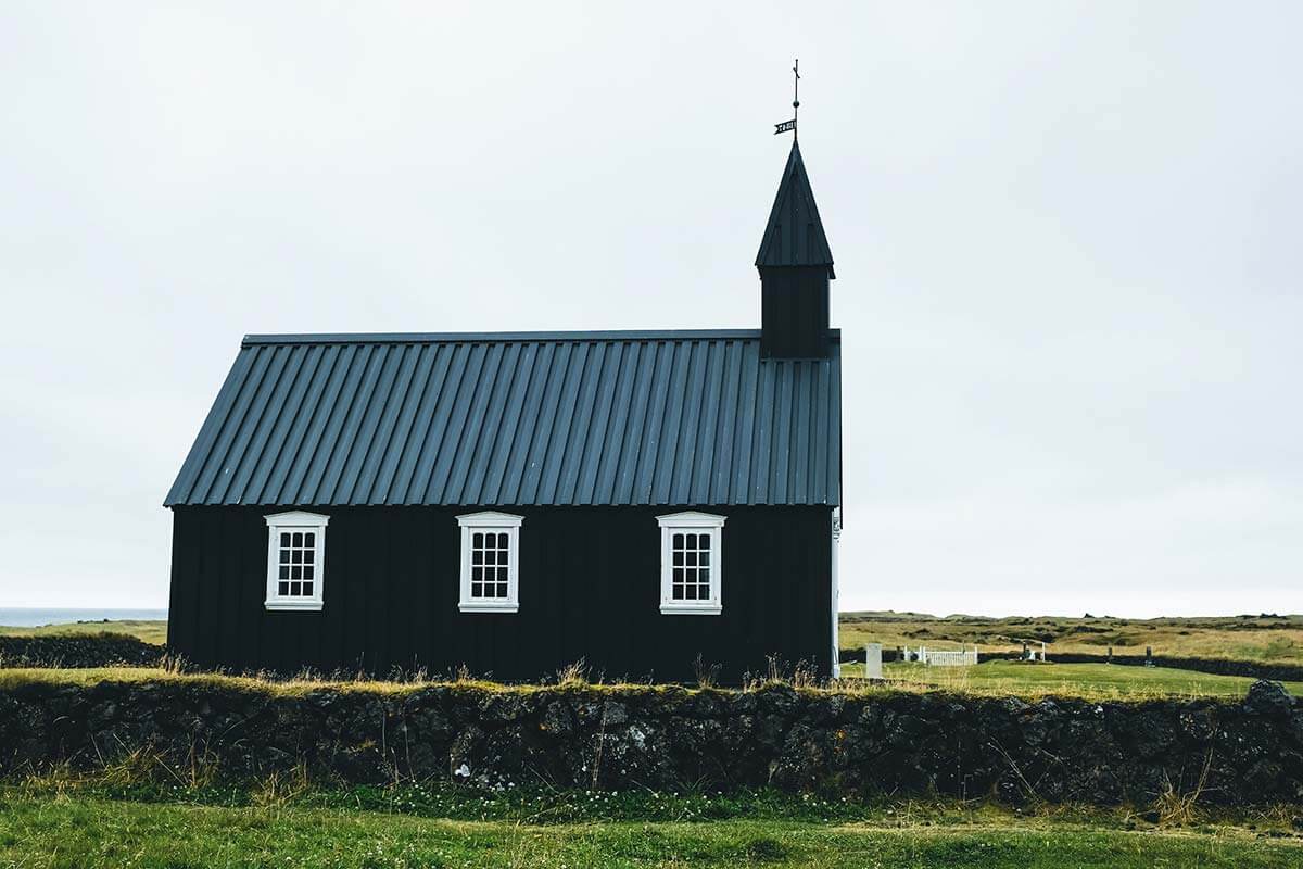 chiesa di Búdahraun famosa per il suo esterno completamente di colore nero