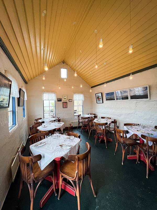 interno del Fjöruhúsið café con i tavoli apparecchiati per il pranzo
